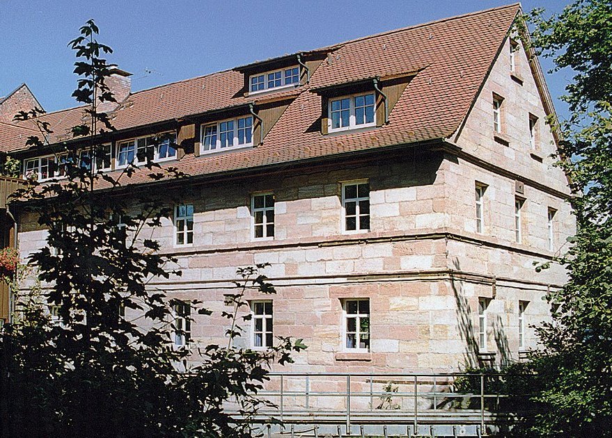 Sanierte Sandsteinmühle an der Rednitz