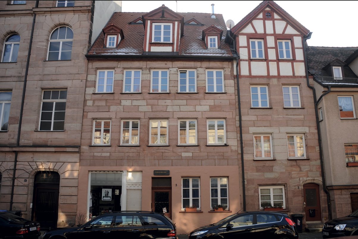 Zwei mittelalterliche Sandsteinhäuser in der Nürnberger Altstadt