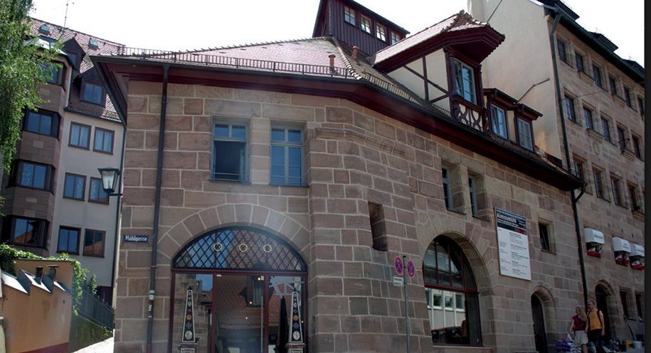 Sandsteinbau der Almosmühle mit Rundbogenportal