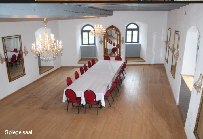 Spiegelsaal der Burg Hiltpoltstein mit festlich gedeckter Tafel und Kronleuchtern