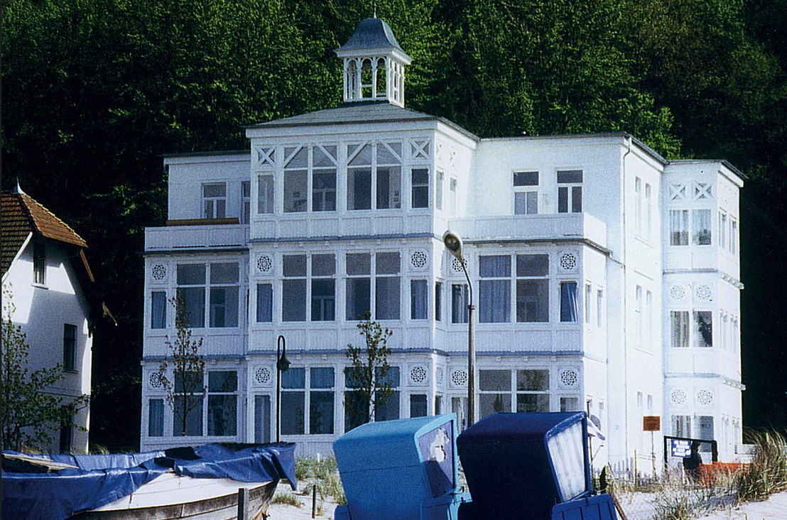 Weiße Bäderarchitektur-Villa mit Veranden und Türmchen am Strand von Binz