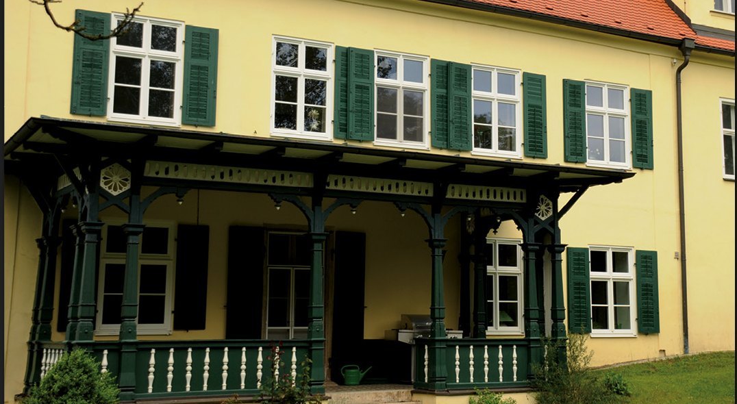 Barockschloss Kreuth mit grüner Holzveranda